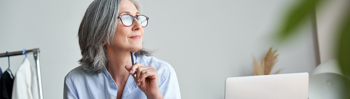 Vrouw is aan het nadenken achter een laptop